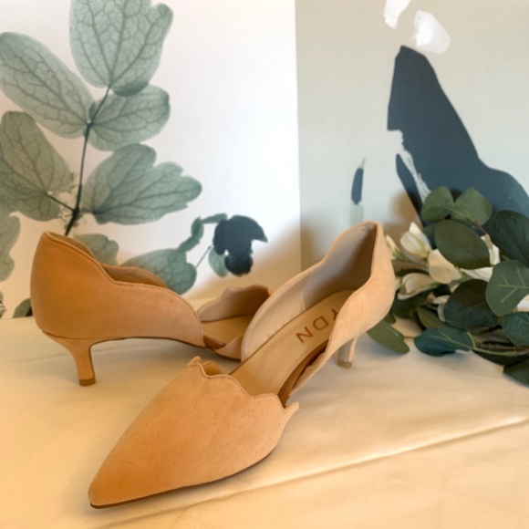 Size 10”Suede pointed toe cutout heel - Picture 2 of 5